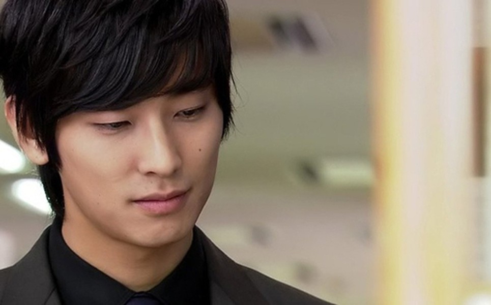  Joo Ji Hoon. Nam  diễn viên Hàn góp mặt trong bộ phim truyền hình Mask mới đây từng có sự nghiệp huy hoàng trước khi bị bắt vì tội buôn ma túy năm 2009. Ji Hoon đã thừa nhận sử dụng thuốc lắc và ketamine, một loại ma túy tổng hợp. Anh bị kết án 6 tháng tù và đình chỉ diễn xuất trong vòng 1 năm. Kết thúc án tù, Ji Hoon ra nhập quân ngũ.